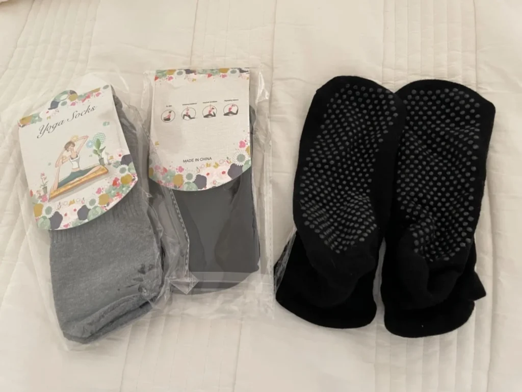 ヨガやピラティス専用の滑り止め付き靴下はどこで買えますか？