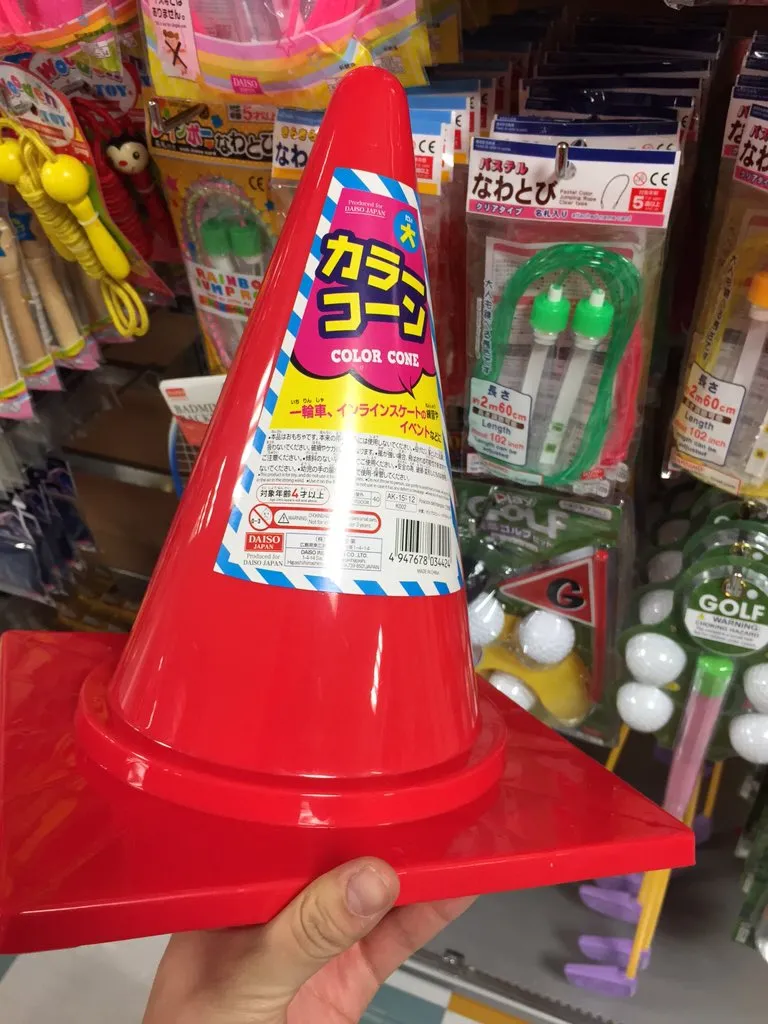 カラーコーンはどこで買える 100均