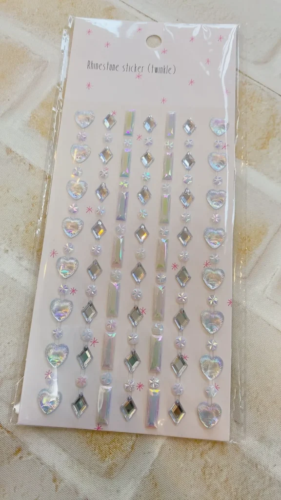 顔に貼るシールはどこに売ってる?