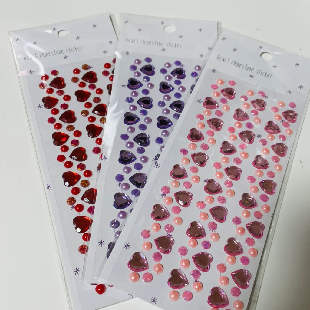 顔に貼るシールとは?種類と用途