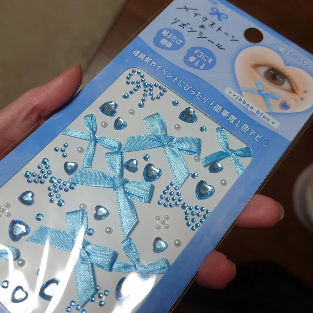 キャンドゥでも顔に貼るシールは売ってる