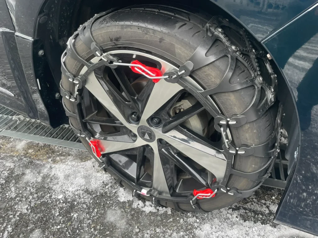  タイヤチェーンは前輪と後輪のどちらに装着すれば良いですか？