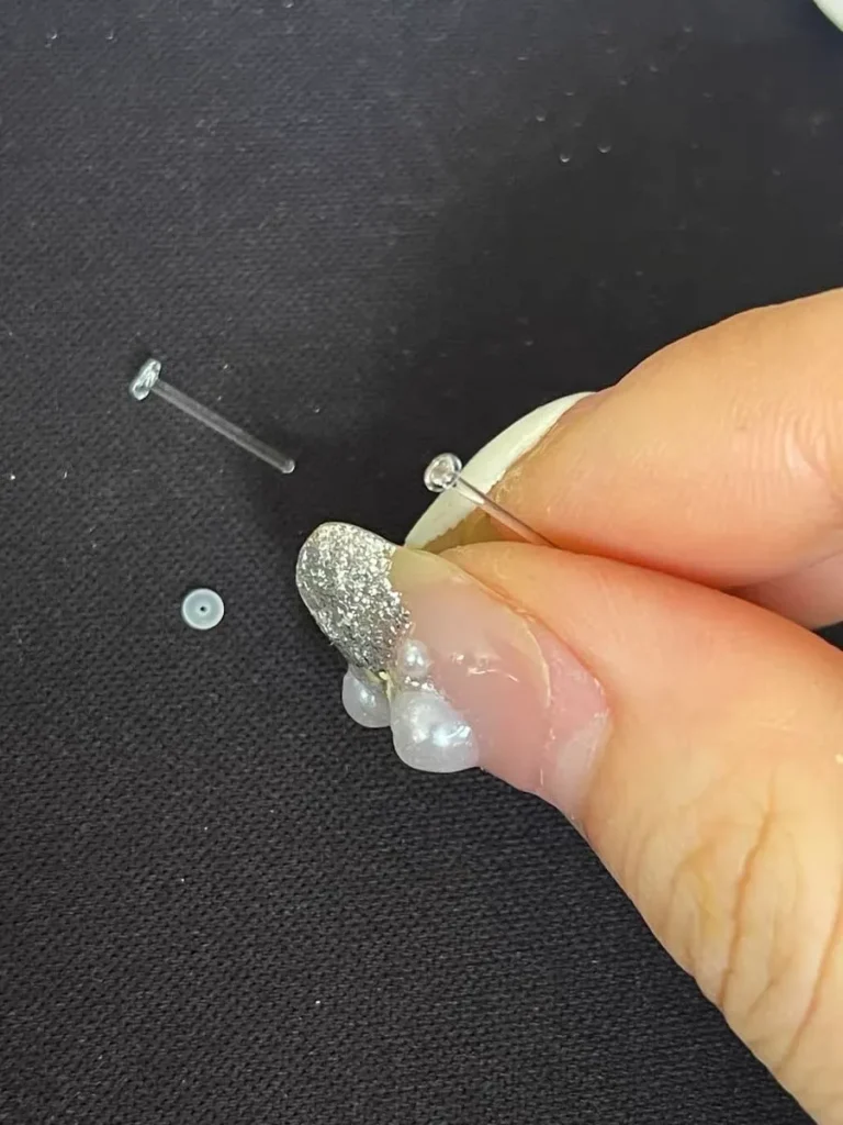 透明ピアスはどこで買える